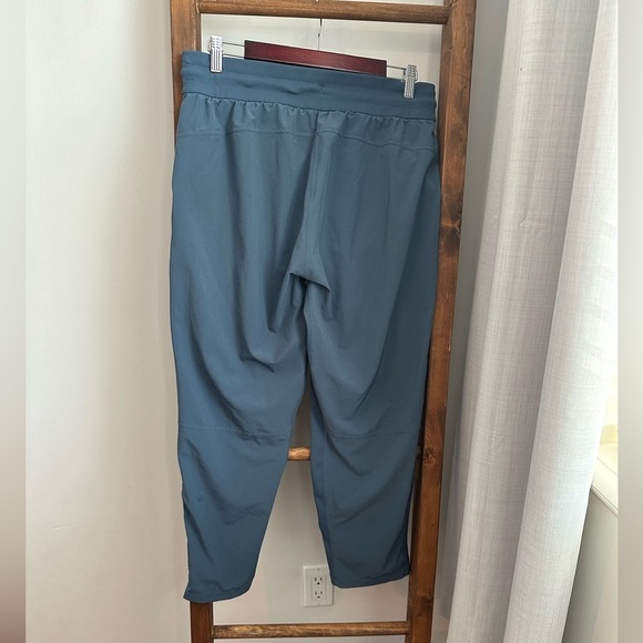 Lululemon Beyond the Studio Crop - Picture 7 of 10